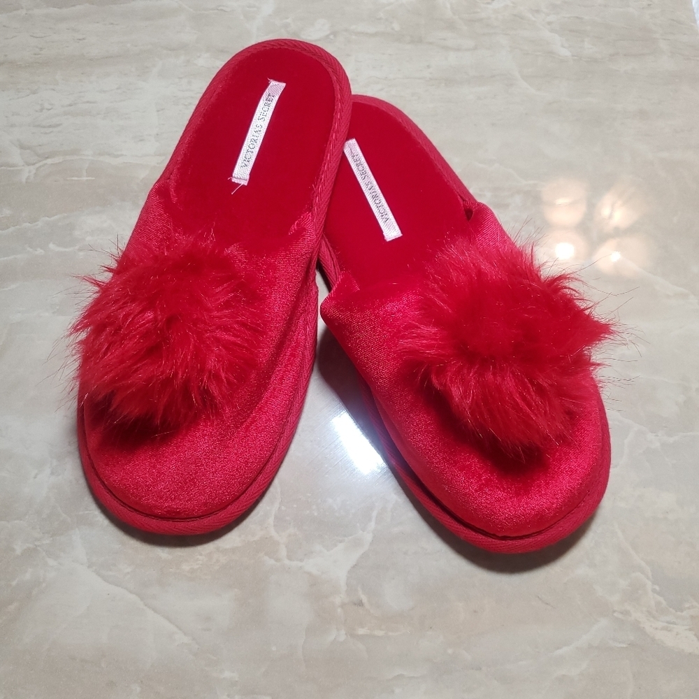 NWT Victoria's Secret pom pom slippers M